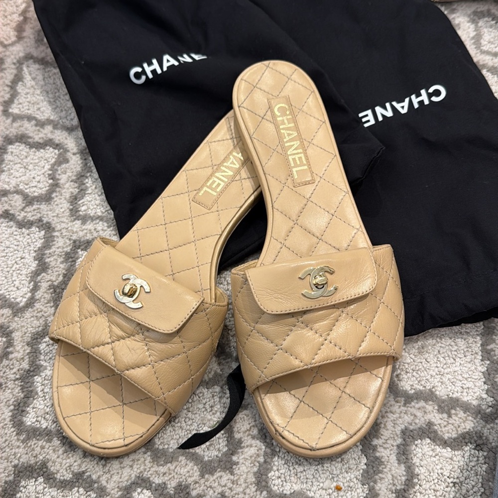 Chanel summer sandals with turn lock chanel logo. Size 39.5